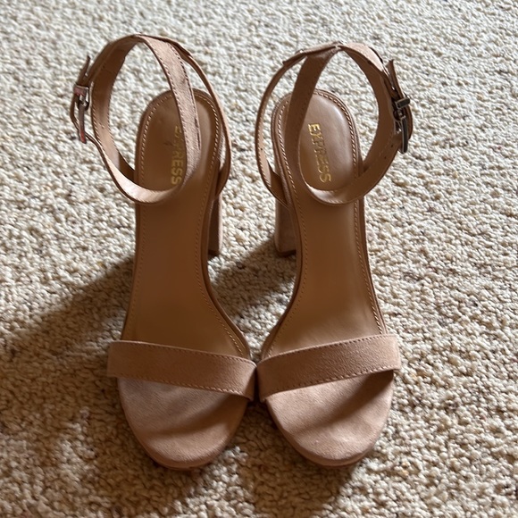 Express Heels - Picture 2 of 5